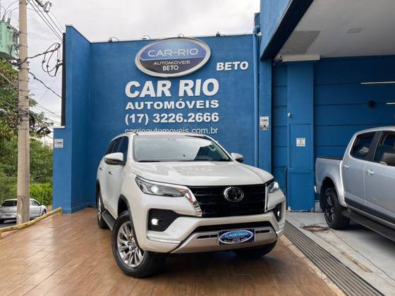 TOYOTA HILUX SW4 2.8 D-4D TURBO DIESEL SRX 7L 4X4 AUTOMÁTICO